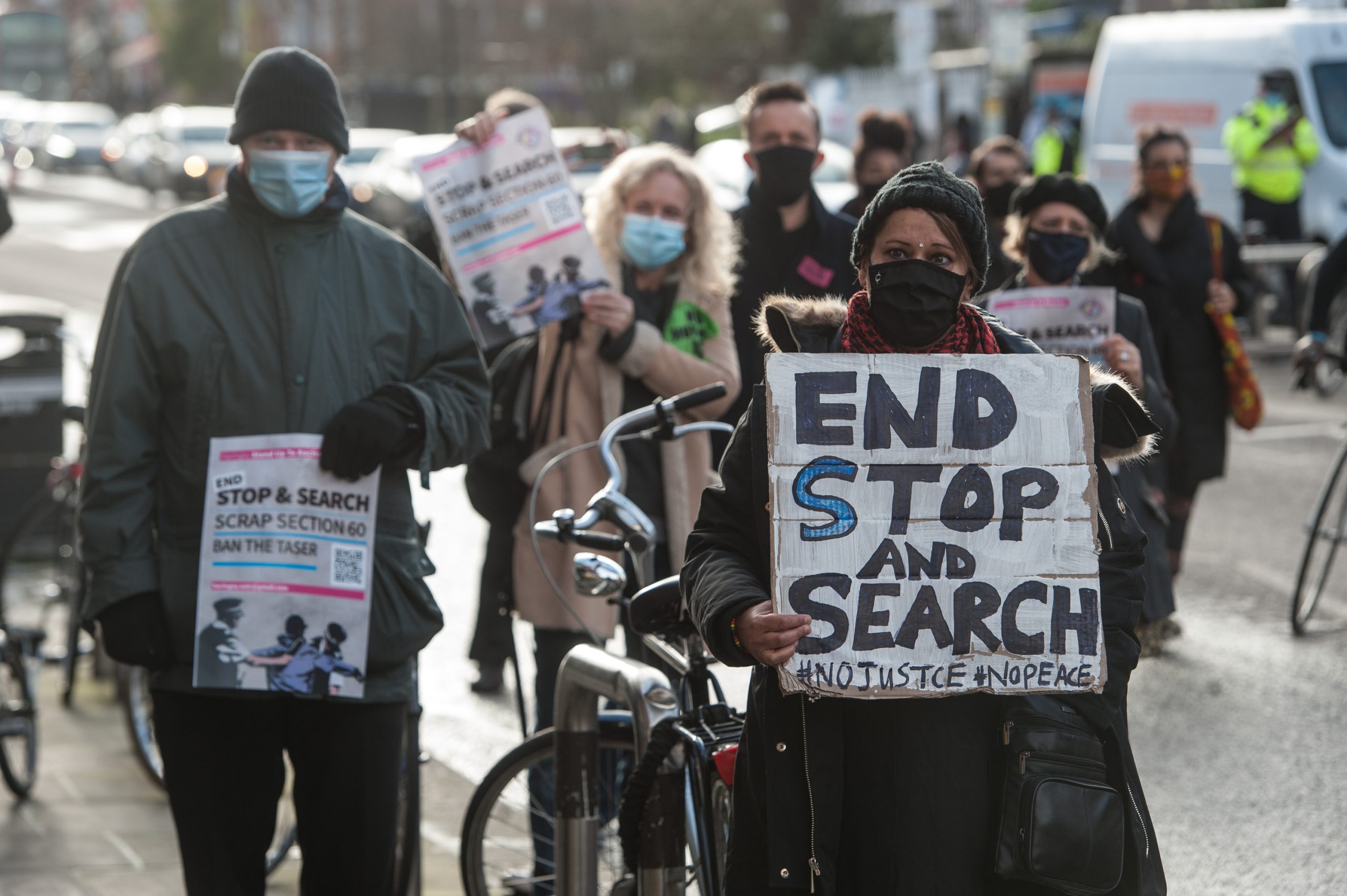 Una protesta frente a la comisaría de Tottenham en el norte de Londres, diciembre de 2020