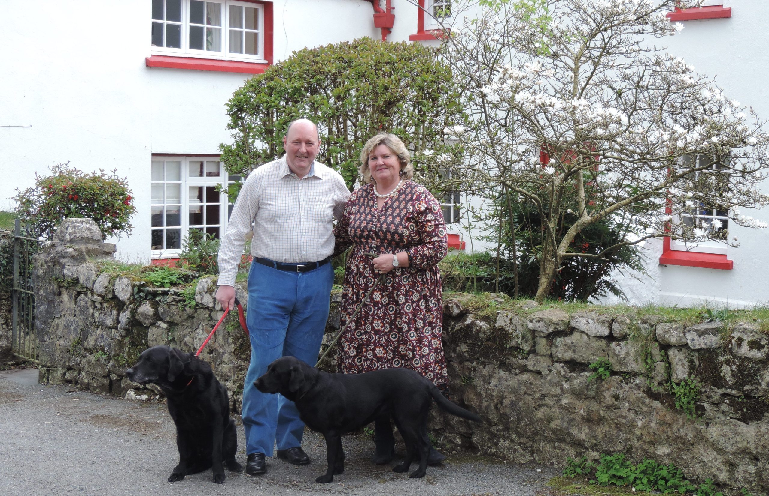 Carol Peett con su esposo, Raynor, afuera de la casa de campo en Pembrokeshire que heredó