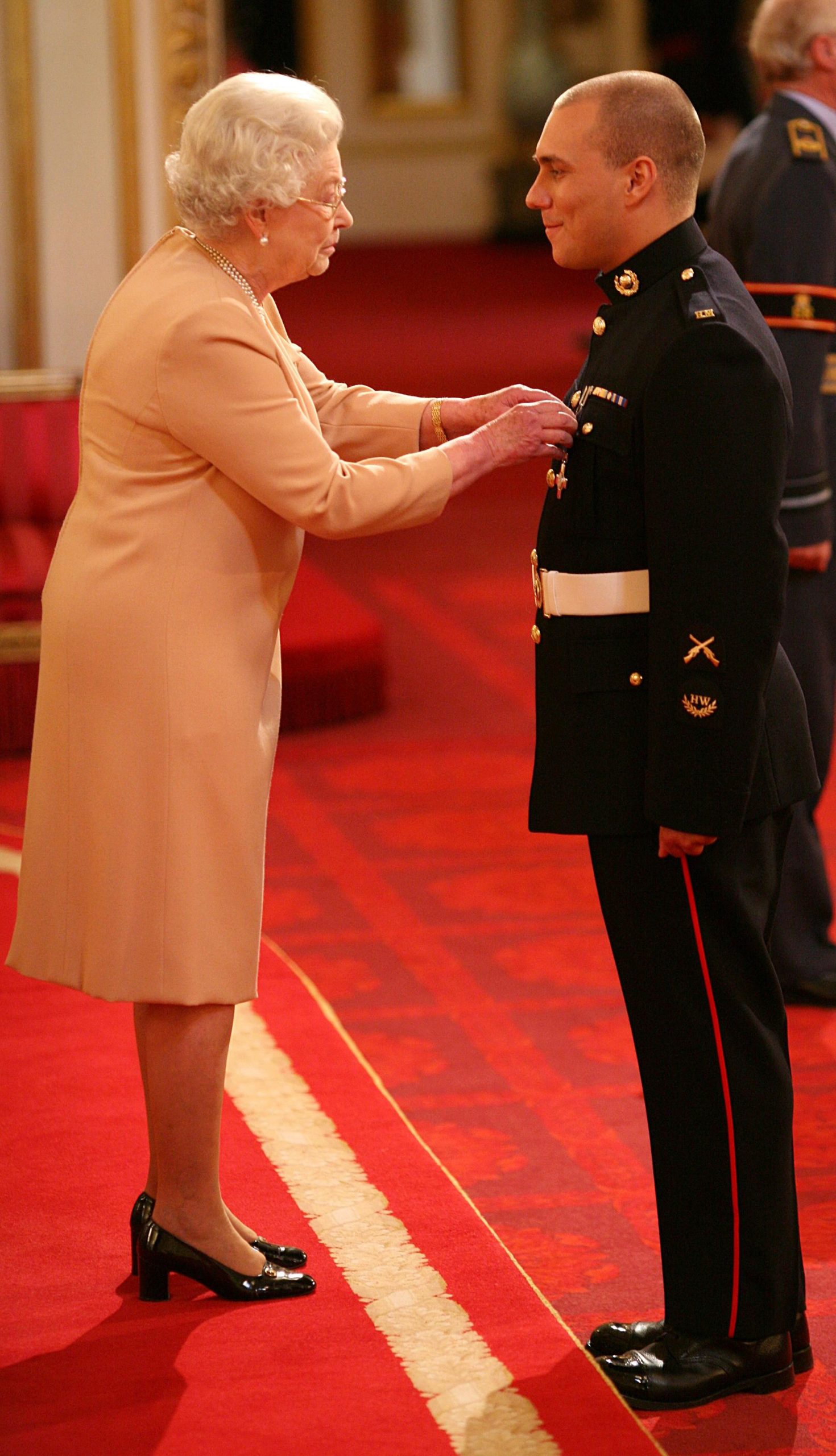 La reina Isabel II le entregó a Croucher la Cruz de Jorge en el Palacio de Buckingham en 2008 después de que se lanzara sobre una granada en Afganistán