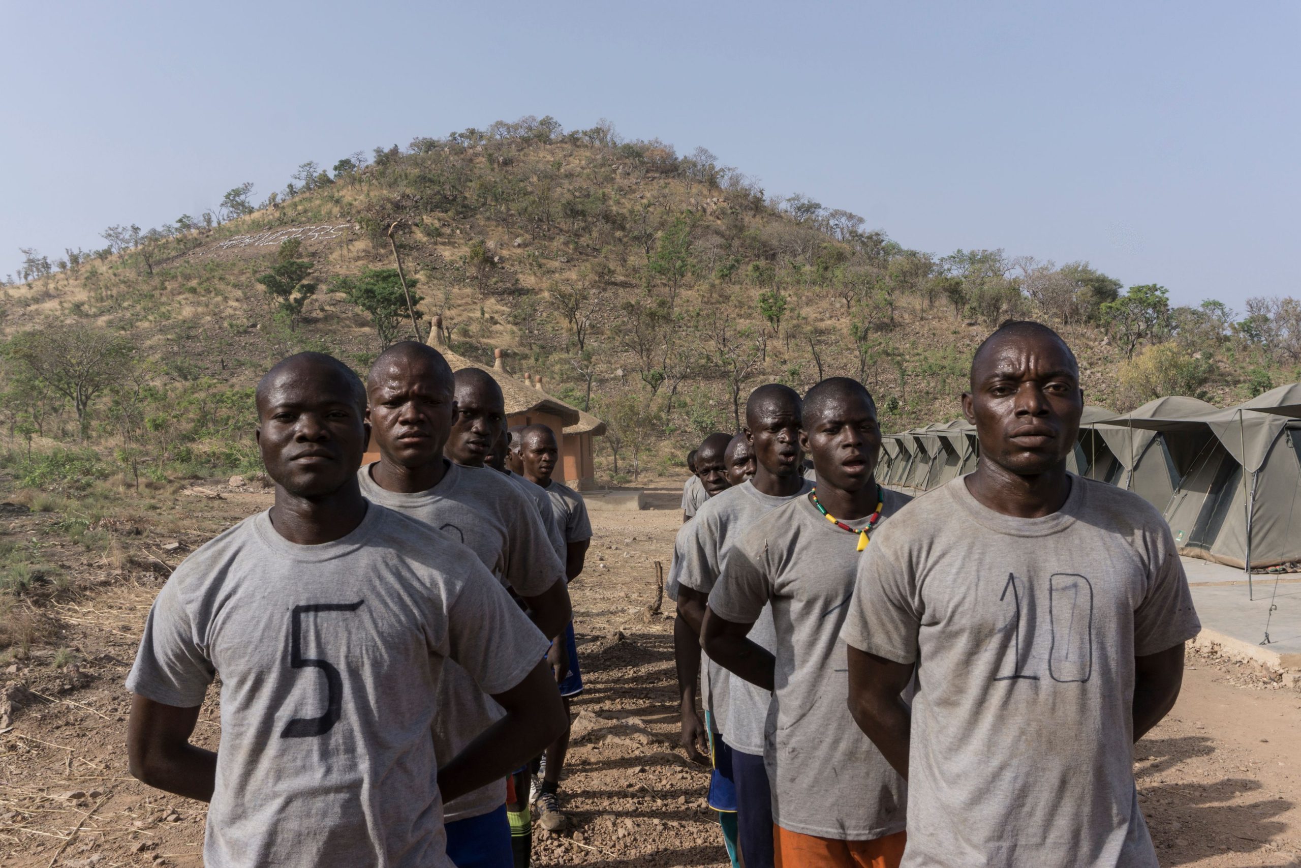 Guardabosques en entrenamiento en Benin para un proyecto con African Parks para contrarrestar las amenazas de los yihadistas